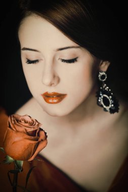 kırmızı bir holding kırmızı elbiseli kız