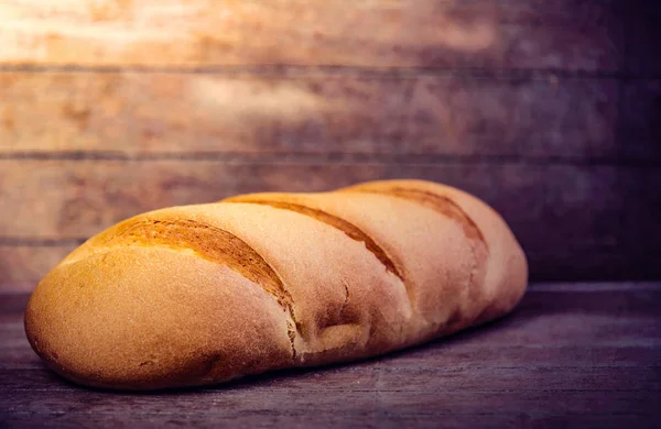 Biały chleb na drewnianym stołem. — Zdjęcie stockowe