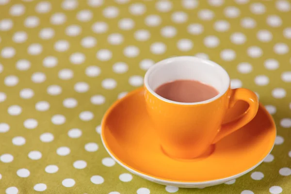 Taza de café en la cubierta de lunares — Foto de Stock