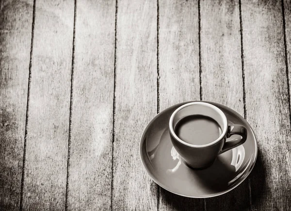 Mały kubek kawy na drewniane tabl — Zdjęcie stockowe