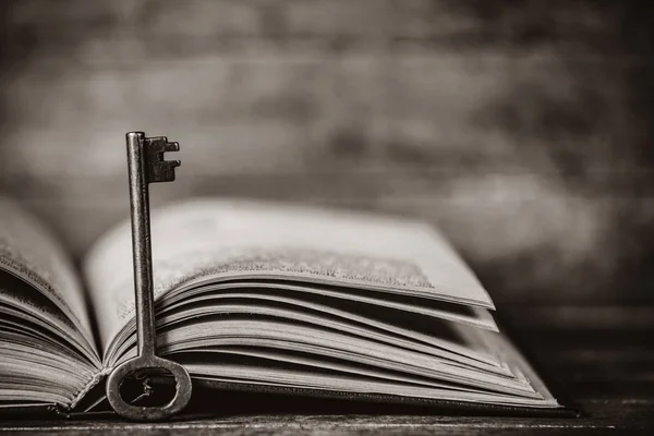 Ретро ключ и открытая книга — стоковое фото