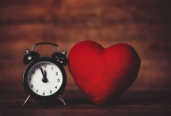 Reloj despertador retro y juguete en forma de corazón — Foto de Stock