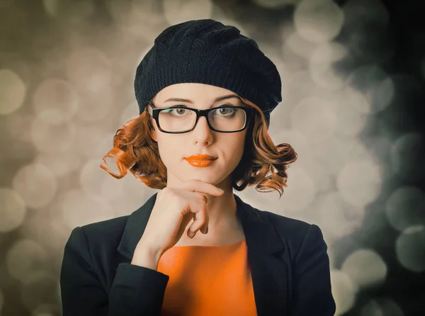 Ragazza con i capelli ricci vestita con un berretto — Foto Stock