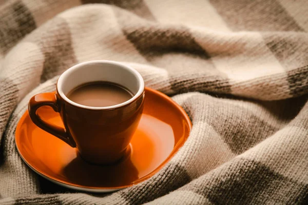 Laranja uma xícara de café e cachecol de inverno — Fotografia de Stock