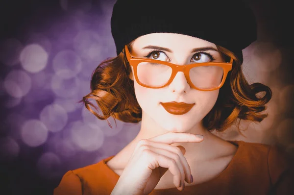 ベレー帽とメガネ灰色の背景に身を包んだ巻き毛を持つ美しい少女の肖像画 — ストック写真
