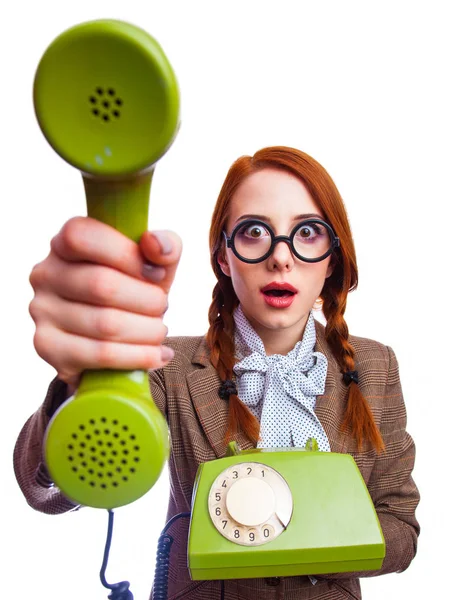 Mujer sosteniendo un auricular y marcar el teléfono — Foto de Stock