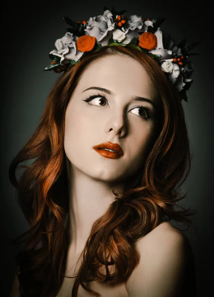 Gyönyörű vörös hajú nő, koszorú. — Stock Fotó