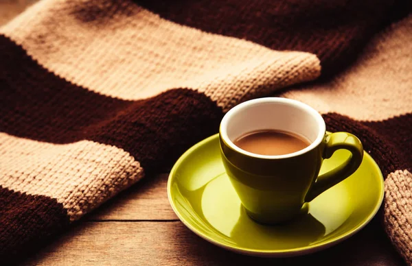 Green a cup of coffee and winter scarf — Stock Photo, Image