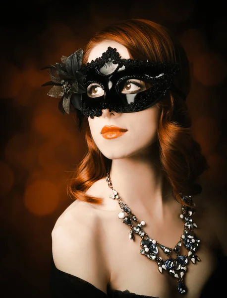 Güzel kız retro maskesi ve kolye — Stok fotoğraf