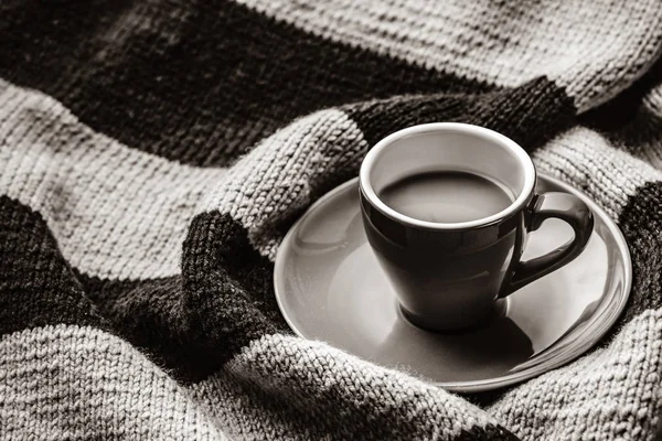 Uma xícara de café e cachecol de inverno — Fotografia de Stock