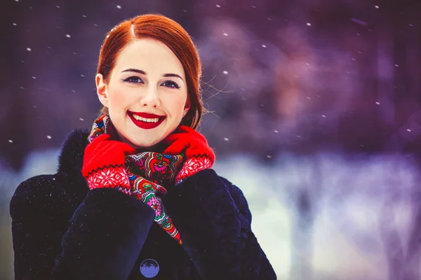 Vrouw met sjaal en in bontjas — Stockfoto