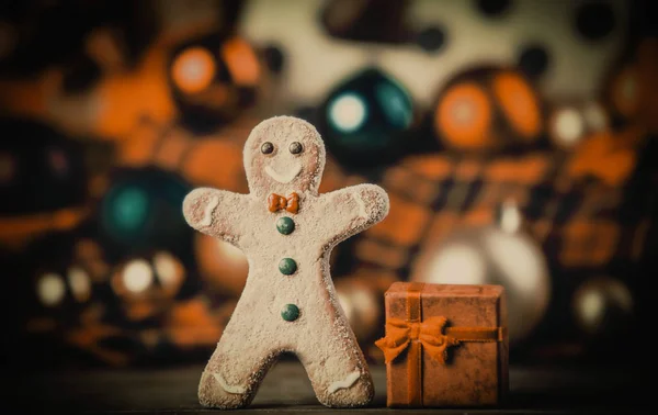 Gingerbread man and Christmas gift — Stock Photo, Image