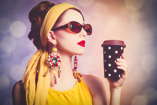 Mujer en ropa amarilla con café — Foto de Stock