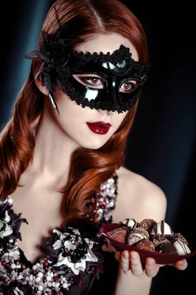 Belle donne in maschera di carnevale. — Foto Stock