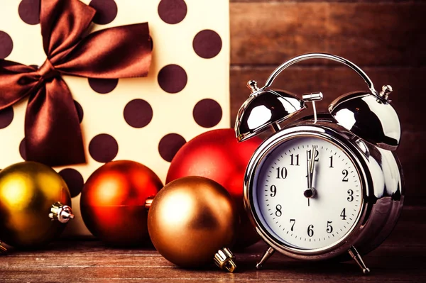 Gri metal çalar saat ve Noel hediyeleri — Stok fotoğraf