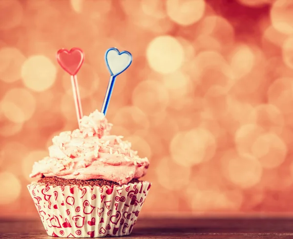 Cupcake à la crème sur table en bois — Photo