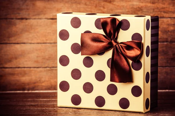 Christmas box met noppen met een strik — Stockfoto