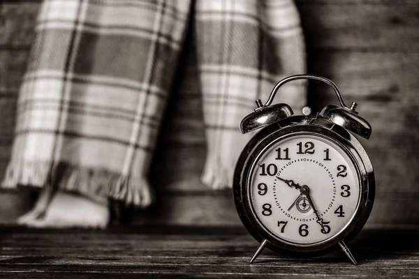 レトロな目覚まし時計と木製のテーブルの上のスカーフ 黒と白の色のイメージ — ストック写真