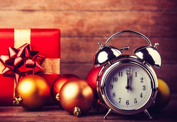灰色金属目覚まし時計とクリスマスのギフト — ストック写真