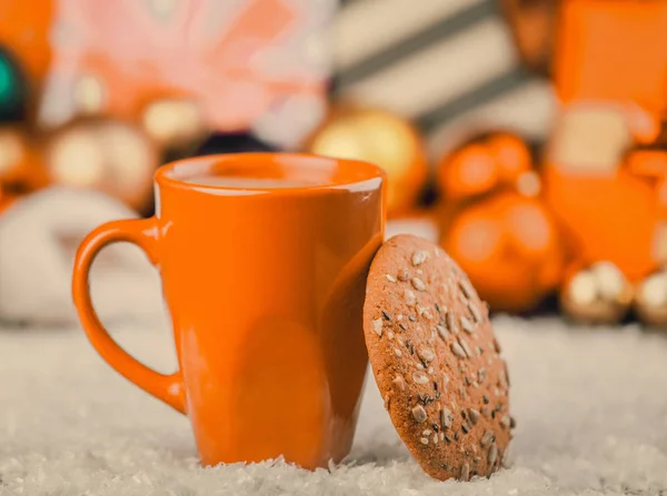 Cup of coffee with cookie and Christmas gifts — Stock Photo, Image