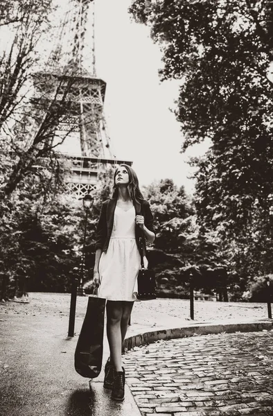 Nő a bevásárló szatyrok-Eiffel-torony közelében — Stock Fotó