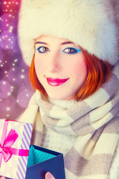 Noel hediye kutusu ile kız — Stok fotoğraf
