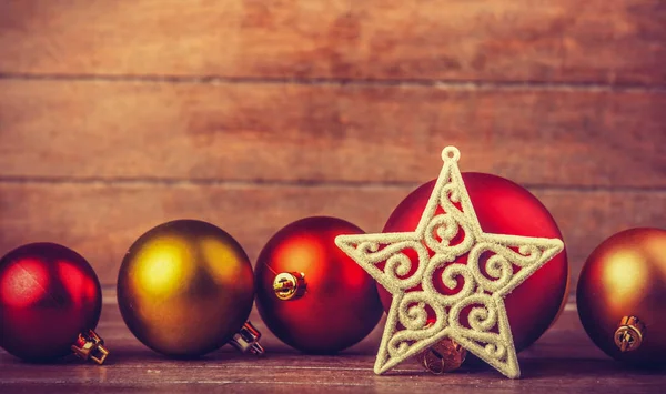 Oyuncak yıldız ve Noel baubles — Stok fotoğraf