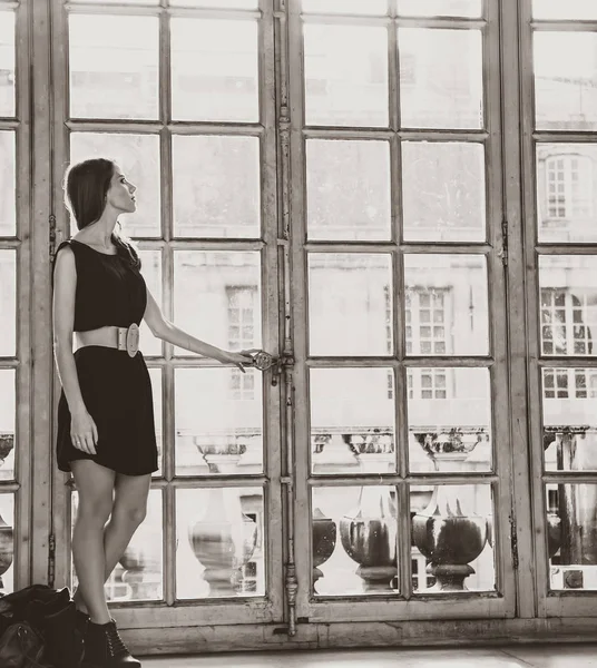 Chica cerca de ventana vintage en Versalles —  Fotos de Stock