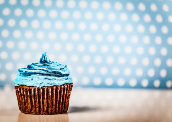 Blå grädde cupcake på träbord — Stockfoto