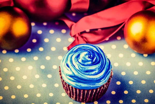 Cupcake creme azul e presentes — Fotografia de Stock