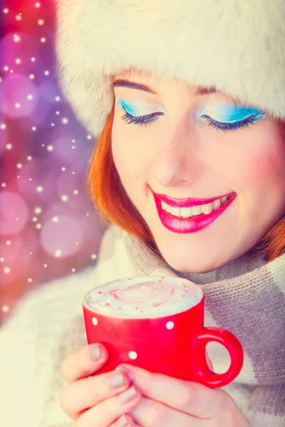 Девушка с кофе в стиле Рождества — стоковое фото