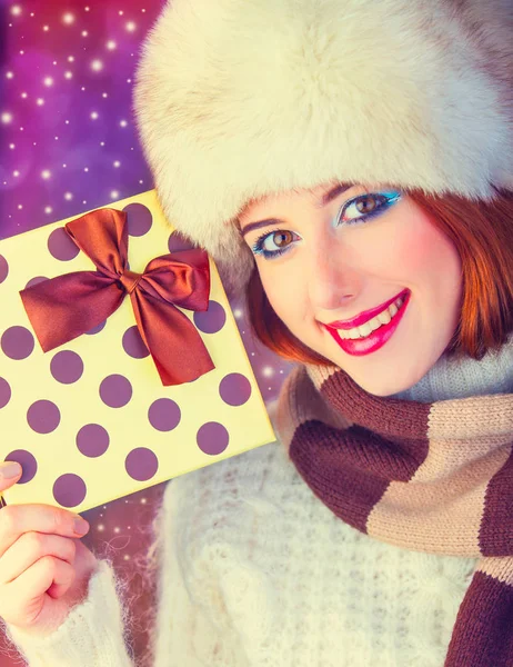 クリスマス ギフト用の箱を持つ少女 — ストック写真