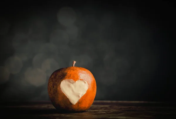 Manzana con forma de corazón cortada en ella — Foto de Stock