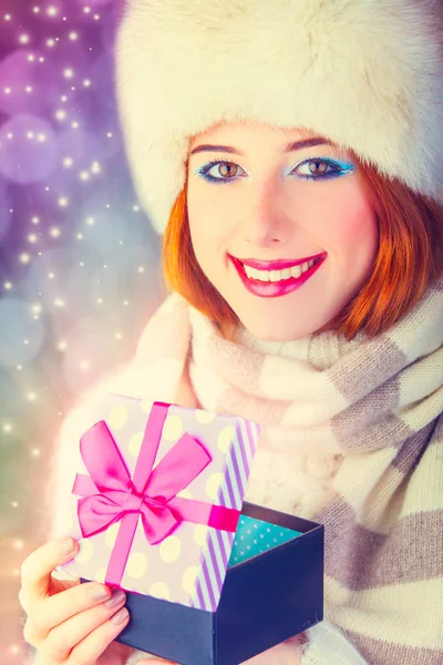 Lány karácsonyi ajándék doboz — Stock Fotó