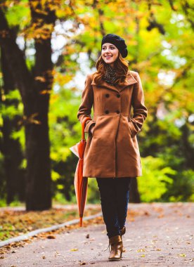 Kızıl saçlı kız ceket şemsiye ile