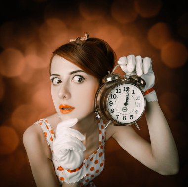 Güzel kızıl saçlı kadın saati ile.