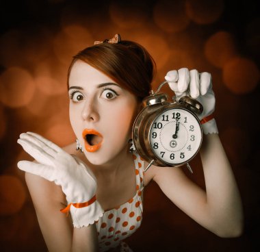 Güzel kızıl saçlı kadın saati ile.