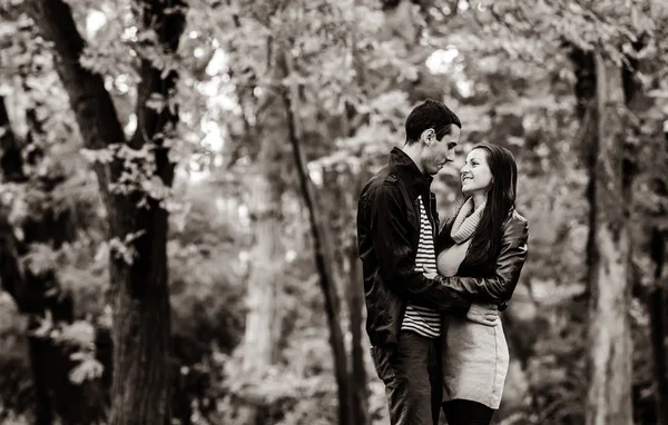 Çift Park'ta açık öpüşme — Stok fotoğraf