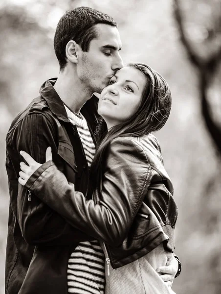 Giovane coppia innamorata nel parco della stagione autunnale — Foto Stock