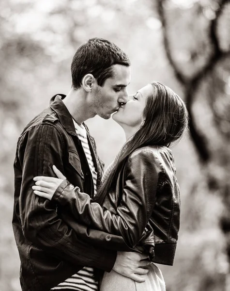 Jong koppel in liefde in herfst seizoen park — Stockfoto