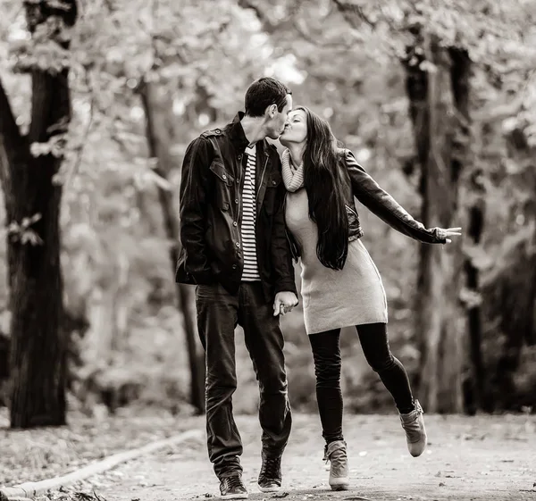 Young couple in love in autumn season park — Stock Photo, Image