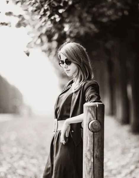 Menina em vestido preto e óculos de sol no parque — Fotografia de Stock