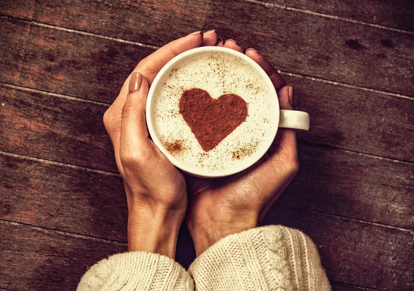 Kalp Şekli Sembolü Ile Kahve Fincan Sıcak Tutan Kadın Görünümünün — Stok fotoğraf