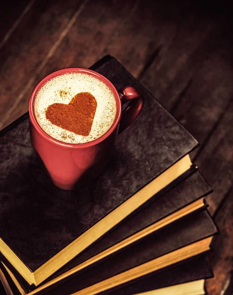 Ceașcă de cafea cu simbolul formei inimii pe cărți — Fotografie, imagine de stoc