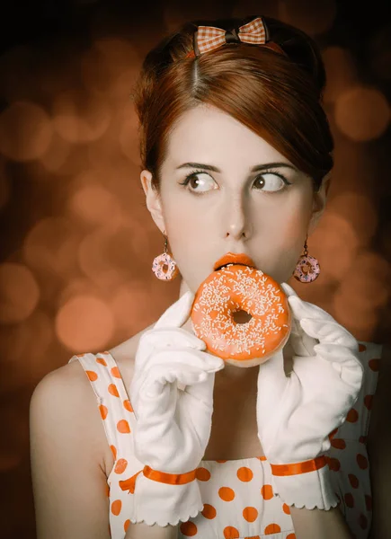 Vacker rödhårig kvinna med donut. — Stockfoto