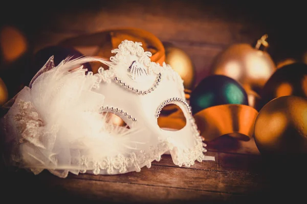 Máscara de carnaval perto de presentes . — Fotografia de Stock