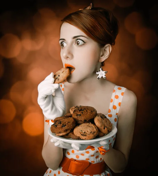 Žena v klasické šaty s coockie — Stock fotografie