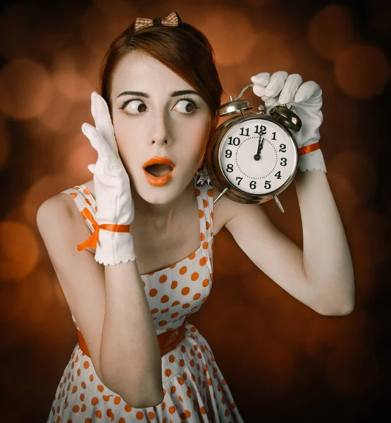 Belle rousse femme avec horloge . — Photo