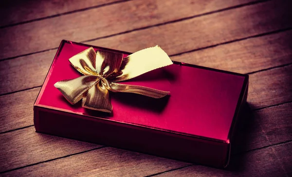 Κόκκινο κουτί δώρου Χριστουγέννων στο ξύλινο τραπέζι — Φωτογραφία Αρχείου
