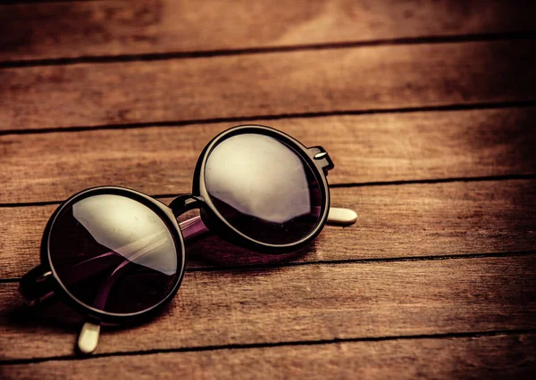 Gafas de sol retro sobre mesa de madera —  Fotos de Stock